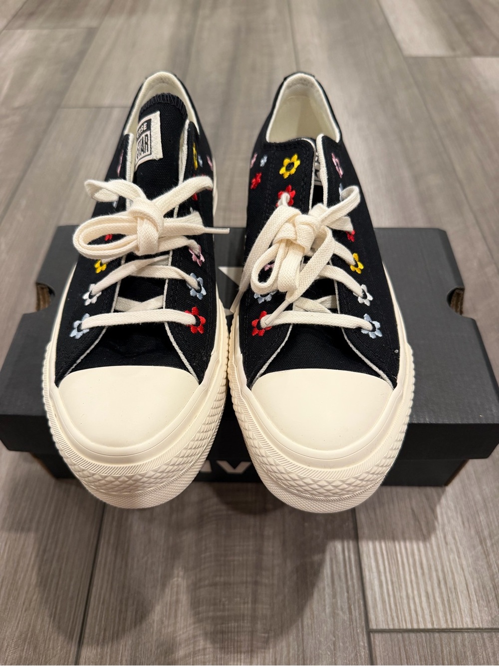 NWT- Converse Chuck Taylor All Star Lift Platform Low 'Floral Embroidery' - Picture 2 of 5